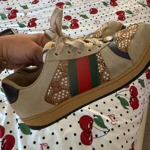 Women Beige Glitter Low-Top Sneakers with Red & Green Stripe